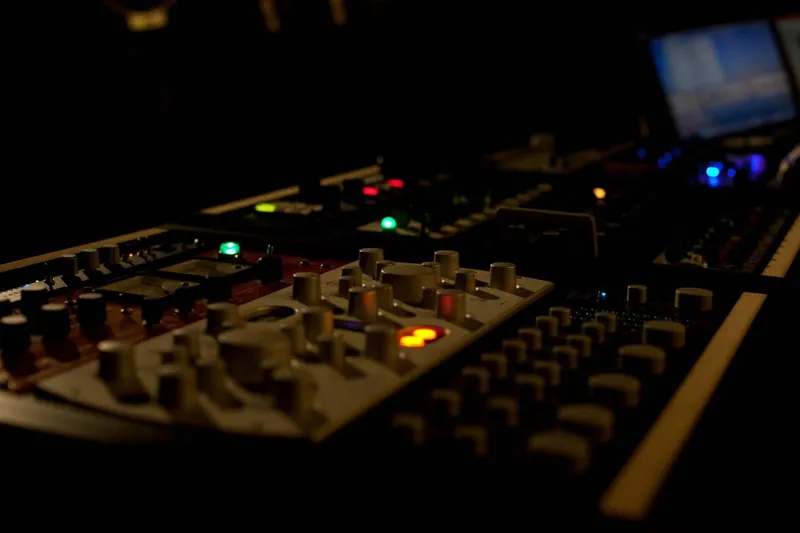 El equipo del estudio Mastering.mx: procesadores analógicos con luces de estado y la pantalla de trabajo al fondo